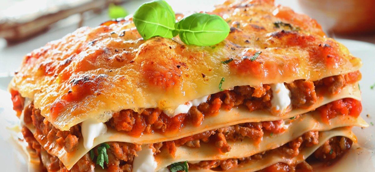 Lasagna with minced meat and cheese